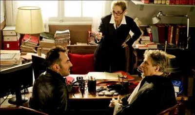 Quelle profession utilise beaucoup de papier pour constituer d'normes dossiers afin d'essayer de comprendre et de retracer de bien vilaines choses, parfois, pour tenter de rendre justice ?