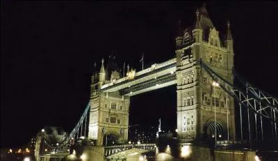 Dans ce pays, cette personne est la seule  ne pas chanter l'hymne national ! A votre avis, qui est cette personne ?