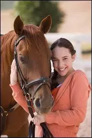 Comment s'appelle le cheval que Lisa monte ?