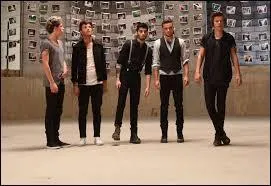 Au dbut du clip qui y a-t-il d'crit sur la feuille ?