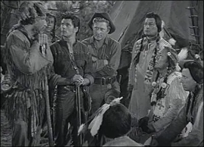 Kirk Douglas au milieu des indiens