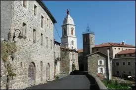 Nous restons en Auvergne et nous partons  la dcouverte du village de Pradelles. Class parmi les Plus Beaux Villages de France, il se situe dans le dpartement n ...