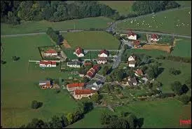Nous survolons le village limousin de Saint-Sulpce-le-Gurrtois. Nous sommes dans le ciel du dpartement ...