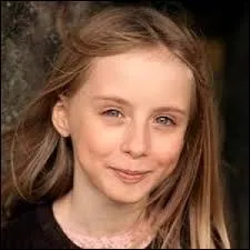 Elle est cense aider cette fillette  faire ses devoirs mais qui est-ce ?