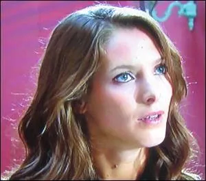 Qui est cette jeune femme, que l'on a d'abord connue malade, puis ptillante dans son salon de beaut ?