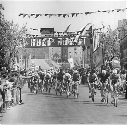 Quelles capitales étaient les traditionnelles villes étapes de  La course de la Paix , épreuve cycliste organisée entre 1948 et 2006 dont un des buts était d'approfondir la solidarité internationale entre les sportifs ?