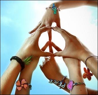   Peace and love   est une expression de la langue anglaise signifiant « paix et amour » particulièrement employée par les contestataires de quelle guerre ?