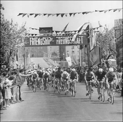 Quelles capitales taient les traditionnelles villes tapes de  La course de la Paix , preuve cycliste organise entre 1948 et 2006 dont un des buts tait d'approfondir la solidarit internationale entre les sportifs ?