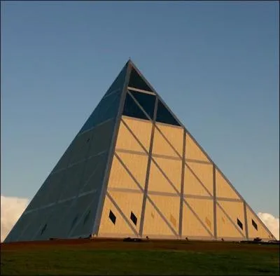 Construite par l'architecte Norman Foster, dans quelle ville est rige cette pyramide de 62 m de haut, faite de pierre, d'acier et de verre, baptise  Le palais de la Paix et de la Rconciliation  ?