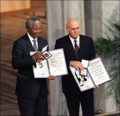 En quelle anne Nelson Mandela et Frederik De Klerk ont-ils reu le prix Nobel de la Paix, pour leurs actions en faveur du dmantlement de l'apartheid en Afrique du Sud ?