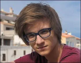 Souvent rabaiss affectueusement par sa maman, c'est un charmant ado.