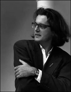 Ce compositeur contemporain, lve de Xenakis et d'Olivier Messiaen, a crit la musique du film  Entre ses mains . Qui est-ce ?