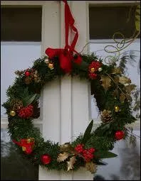 Accroche  la porte, cette couronne ne possde pas de bougies. Cette couronne porte le nom exact de ...