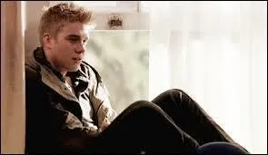 Rhydian Morris joue dans ... .