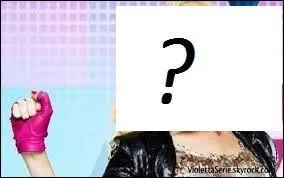 Qui essaye de devenir l'amie de Violetta mais l'embte plus qu'autre chose ?