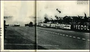 La Mercedes-Benz 300 SLR a vol sur le public. (agrandissez l'image)