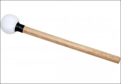 Comment s'appellent l'accessoire avec lequel on frappe la grosse caisse ?