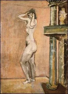 Femme nue debout prs d'une chemine.