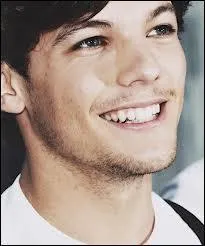 Louis Tomlinson est actuellement en couple avec :