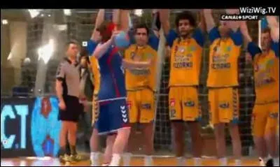 Sur cette photo, contre quelle �quipe jouait Mikkel ?