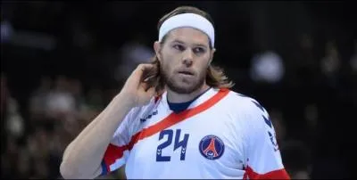 Dans quel club d�bute-t-il sa carri�re professionnelle ?