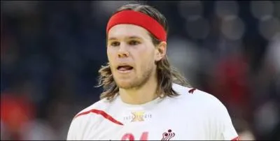 Dans que club �volue-t-il cette saison 2013-2014 ?