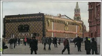 Pavillon de 9 m de haut, 30 m de large obstruant la vue sur les monuments du patrimoine culturel russe . Quel est cet objet gigantesque qui a d plier  bagage   la suite de nombreuses ractions ?