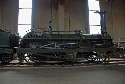 Bien que cres par d'autres ingnieurs, qui sont les 3 personnes ayant russi  mettre au point les premires locomotives  vapeur utilises pour les premiers trains de passagers ?