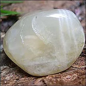 Quelle est la pierre prcieuse sur la photo ?