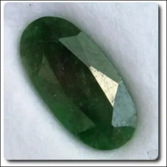 Quelle est la pierre prcieuse sur la photo ?