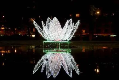 Magnifique reflet sur le  lac bleu  encadr  l'est par le massif des Bornes,  l'ouest par le massif des Bauges et au nord par la ville o vous tes !