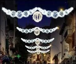 Boules et guirlandes illuminent, toute la nuit, cette prestigieuse station balnaire rpute pour la pratique du surf. Vous tes  :