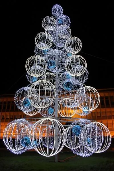 Ce sapin tout en rondeur vous blouit devant la mairie de ... , ville considre comme la capitale de Moselle-est, tant la plus peuple de l'ancien bassin houiller.