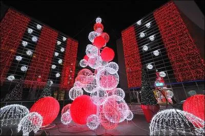 Ces dcorations o domine le rouge, illuminent  la Capitale verte de l'Union europenne 2013 . Vous tes  :