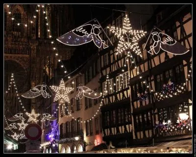 Capitale de Nol, cette ville dploie, depuis 1570, son march de Nol autour de sa prestigieuse cathdrale. Admirez ces anges et ces toiles  :