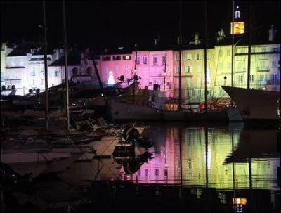 Ds la nuit tombe, dgustez une Baby Trop' tout en admirant ce fascinant kalidoscope qui claire les faades du port varois de :