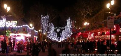 Pendant le march de Nol, le Cours Mirabeau, au cur de cette ville des Bouches-du-Rhne, se pare de lumire. Rue pitonne en dcembre, elle accueille les flneurs venus admirer les illuminations et trouver cadeaux et santons  :