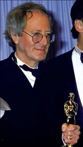 Lors de cette crmonie, le compositeur amricain John Barry a reu l'Oscar de la meilleure musique de film. Quelle dclaration surprenante fait-il ?