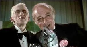 Quel est le nom de l'acteur qui parle au micro ?