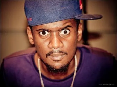 Quel est le nom du chanteur qui fait les gros yeux ?