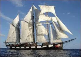 ''Après sept années de guerre, sept années de bâtiment (bis) / Je reviens de Grande Terre, je reviens à Lorient / Je reviens de Grande Terre / Guerre, guerre, vente, vent''