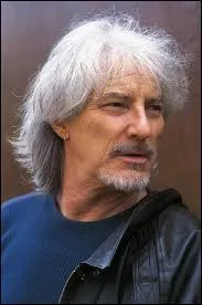 ''Tiens bon la vague, tiens bon le vent / Hisse et ho, Santiano ! / Si Dieu veut toujours droit devant / Nous irons jusqu'à -------------------''