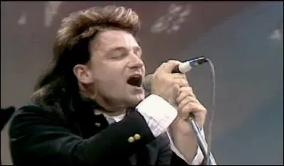 Quelles sont les 2 chansons chantées par U2 lors du Live Aid en 1985 ?