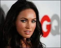  Qui est cette fille aux yeux bleus ?