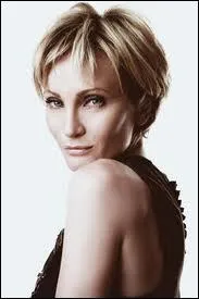  Qui est cette blonde aux cheveux courts ?