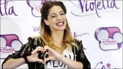 Au dpart, Violetta fait croire  son pre qu'elle va au studio juste pour apprendre :