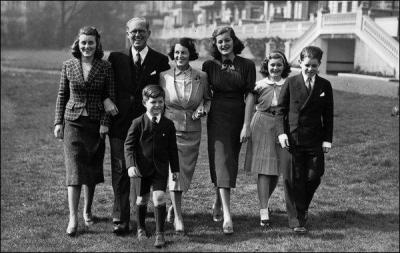 John Fitzgerald Kennedy est n au sein d'une famille nombreuse, aise et trs influente politiquement. Quelle tait l'origine et la religion de cette famille ?