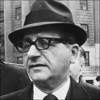 Paralllement, John Fitzgerald Kennedy mne une guerre ouverte contre la mafia dans tout le pays. Quel parrain de la pgre de Chicago, ayant pourtant aid John Fitzgerald Kennedy dans sa conqute du pouvoir, se retrouve cibl ?
