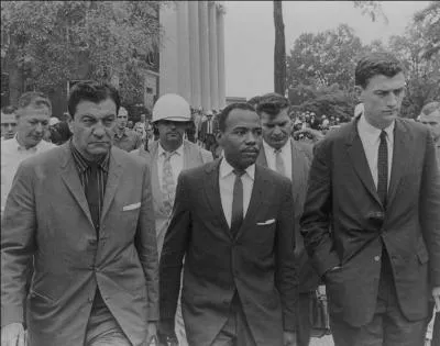 En fin d'anne 1961, un jeune tudiant noir, James Meredith, souhaite s'inscrire  l'universit du Mississippi. Face  la contestation d'une Amrique marque par sgrgation raciale, quel homme politique, frre du prsident et ministre de la justice, envoie les agents fdraux rtablir l'ordre ?