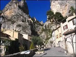 Nous partons visiter la ville pacaenne de Moustiers-Sainte-Marie. Compare souvent  une crche avec son toile suspendue dans le vide et classe Plus Beaux Villages de France, elle se situe dans le dpartement n ...